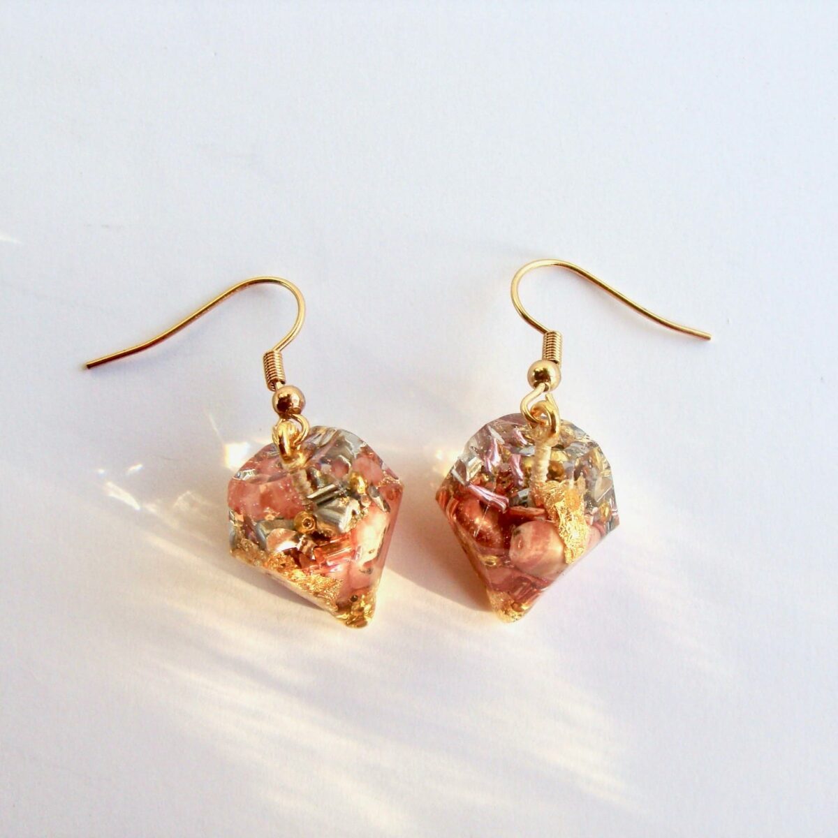 Boucles d'oreilles orgonite pointe rhodocrosite