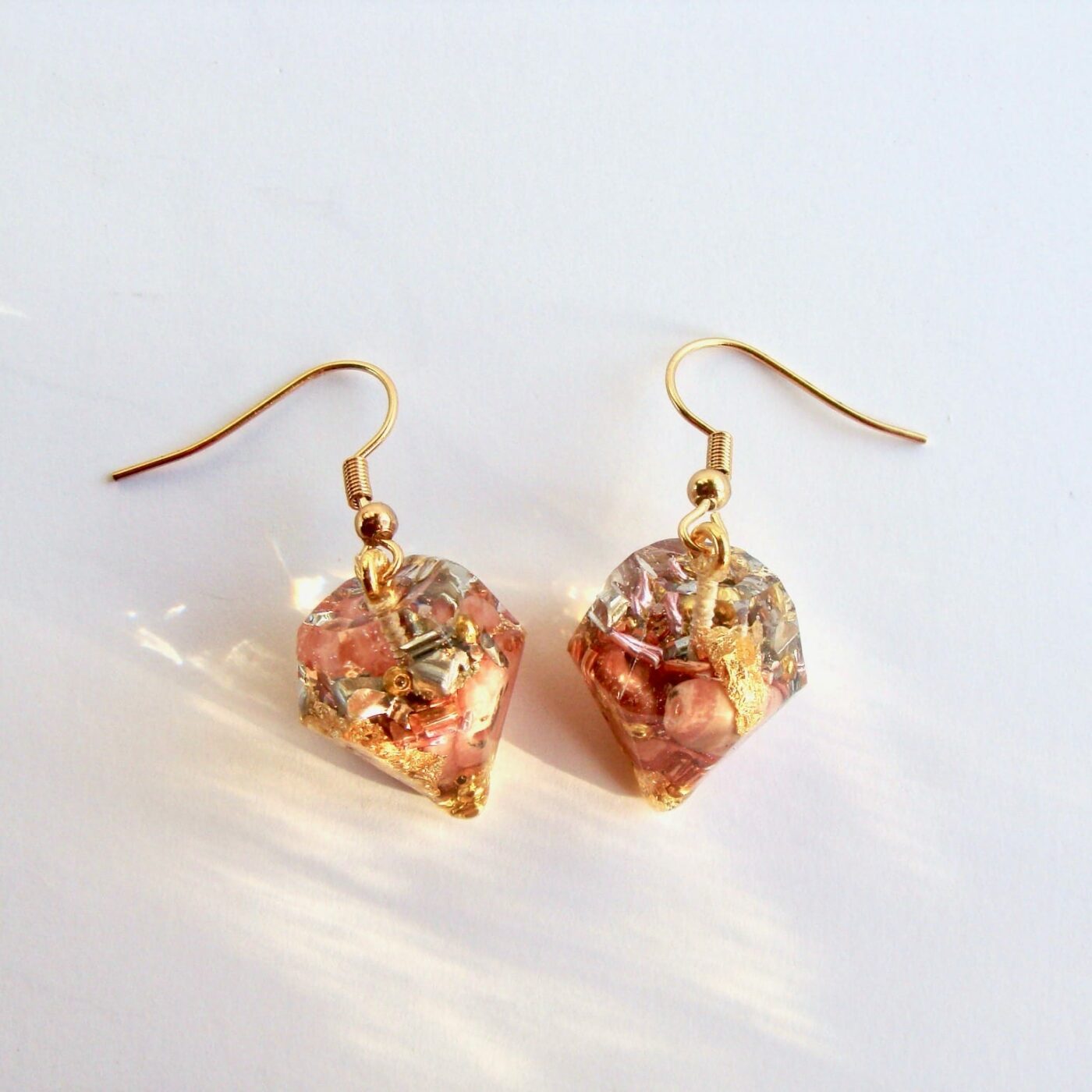 Boucles d'oreilles orgonite pointe rhodocrosite