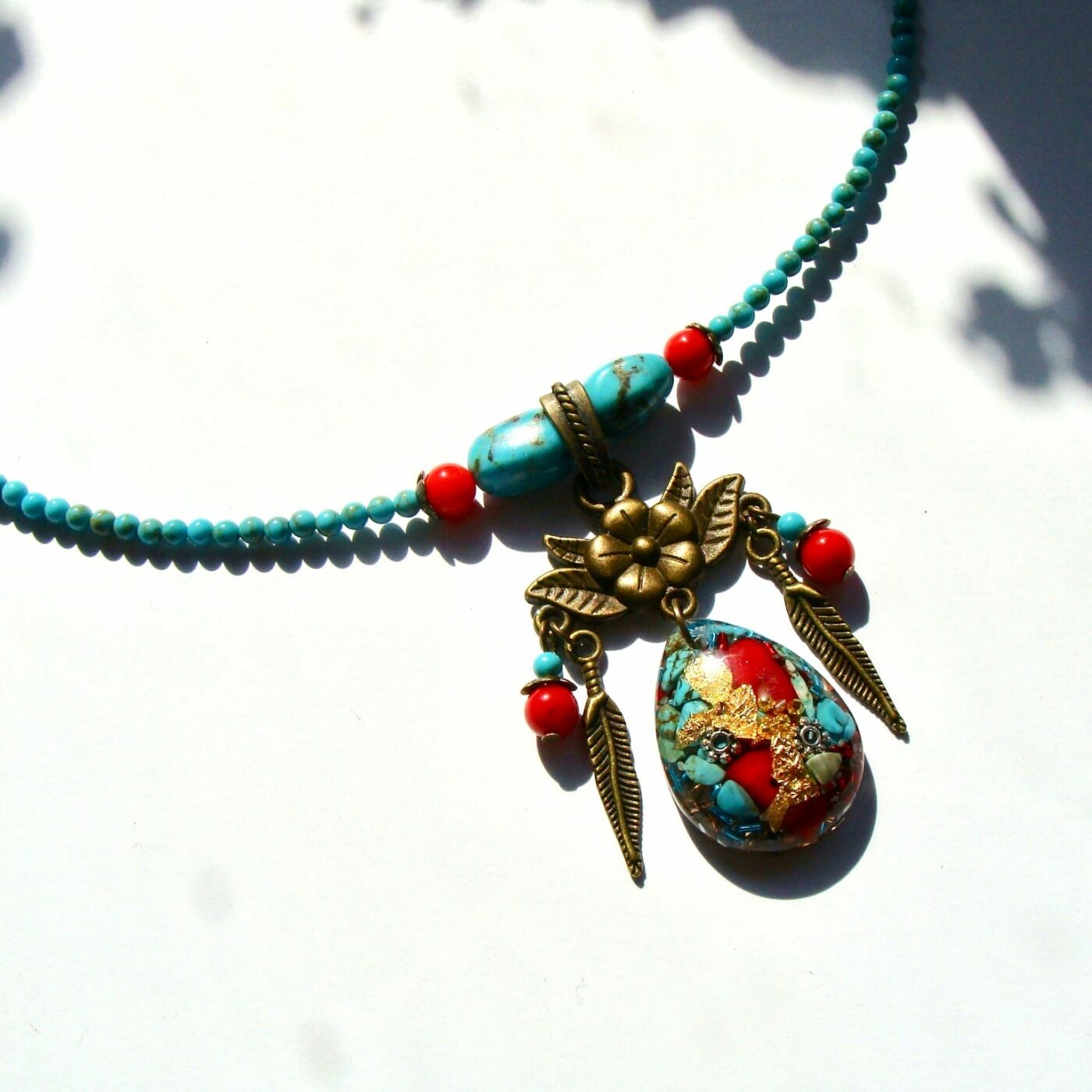 Collier orgonite décor floral Tibet turquoises