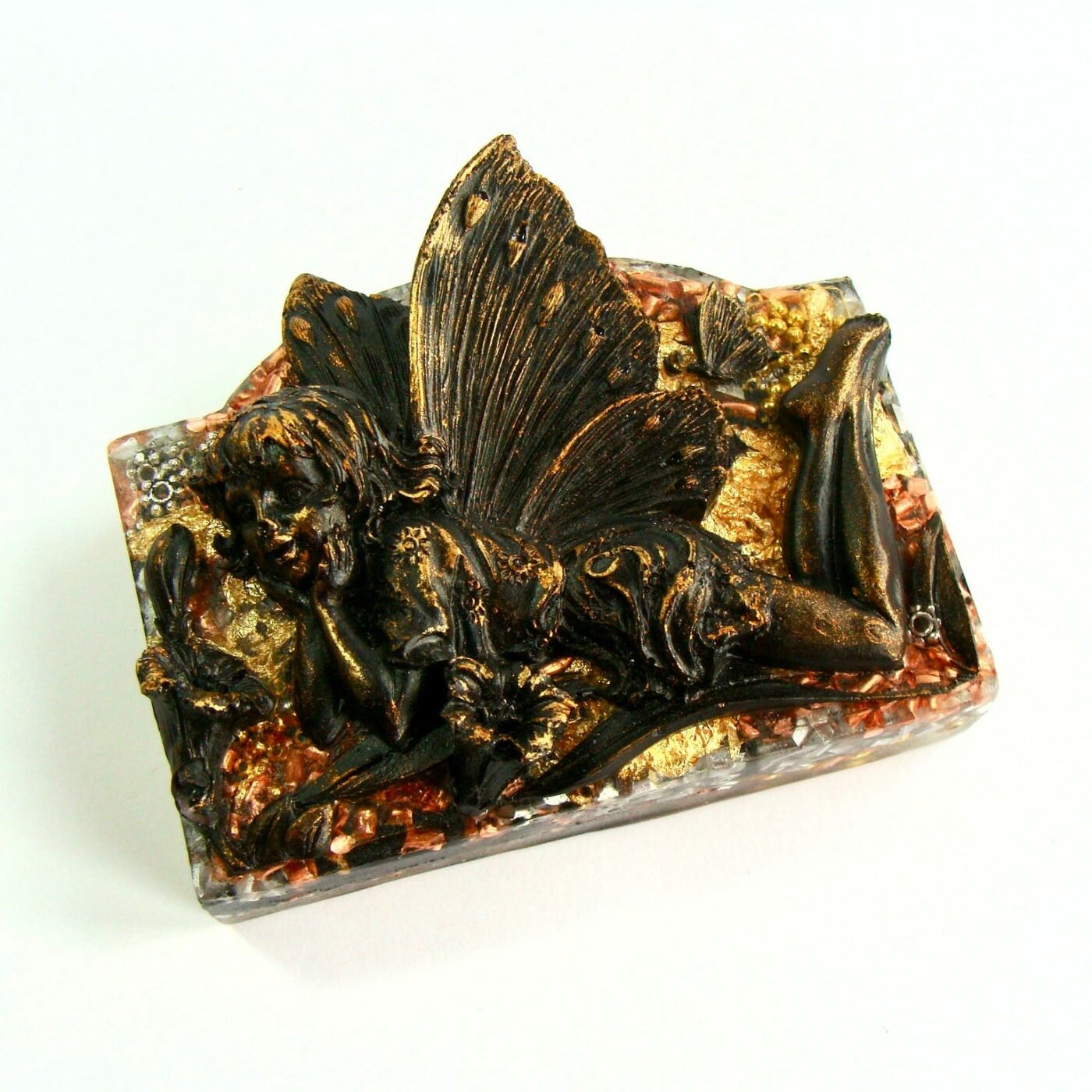 Orgonite bas-relief fée couchée shungite