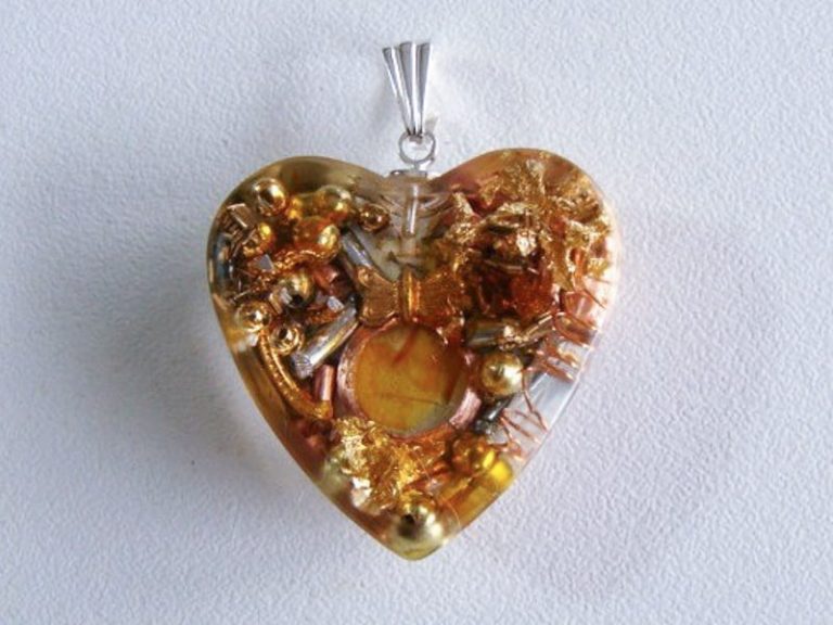 Collier Vintage Pendentif Cœur Argenté Et Résine Ambre - Ancien, Bijou Rétro