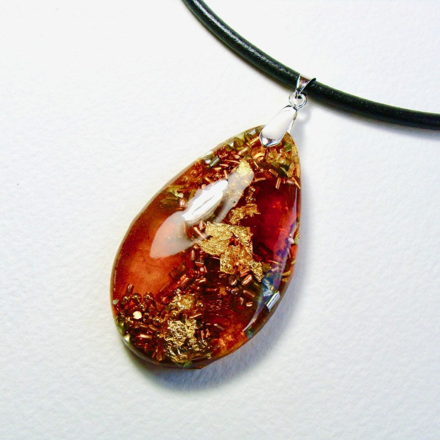 Pendentif orgonite galet goutte ambre cuir
