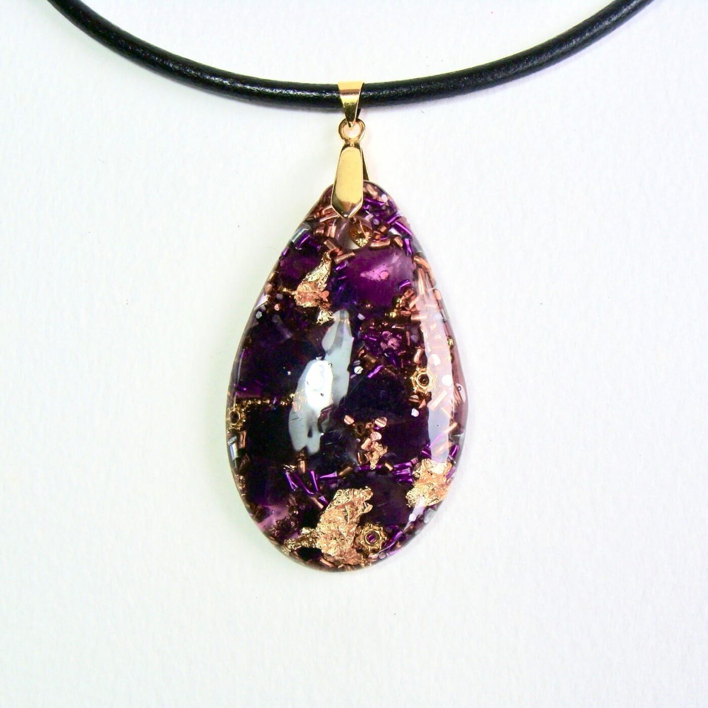 Pendentif orgonite galet goutte améthyste cuir
