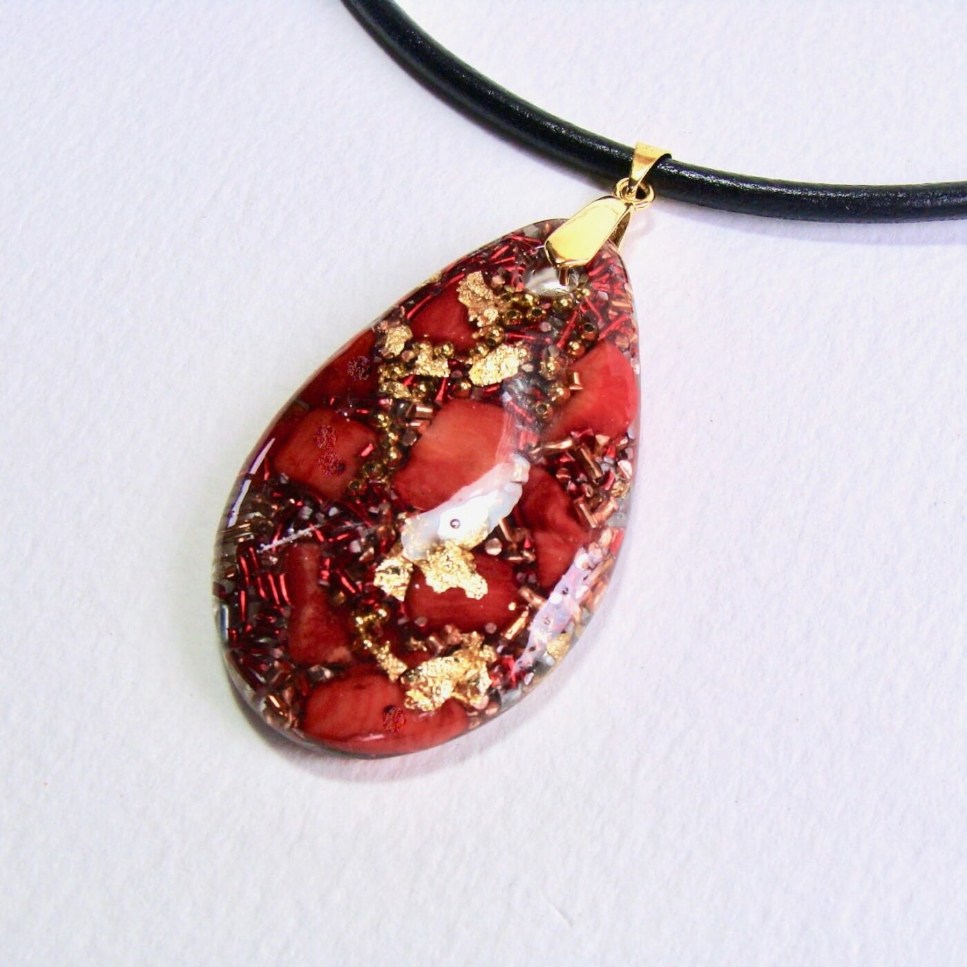 Pendentif orgonite galet goutte corail cuir
