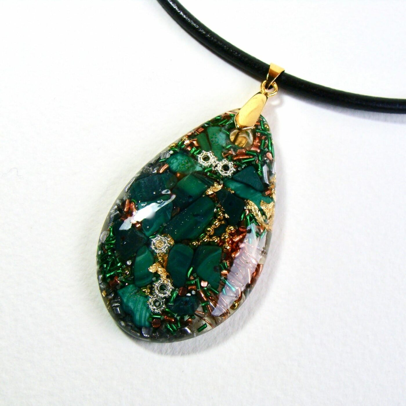 Pendentif orgonite galet goutte malachite cuir