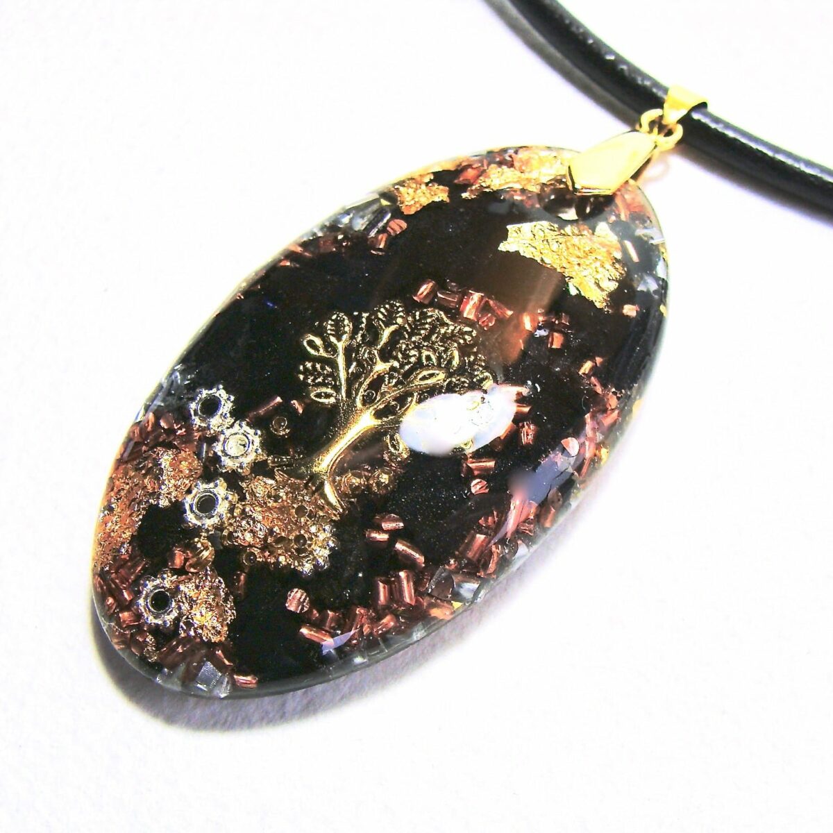 Pendentif orgonite galet ovale shungite cuir arbre doré