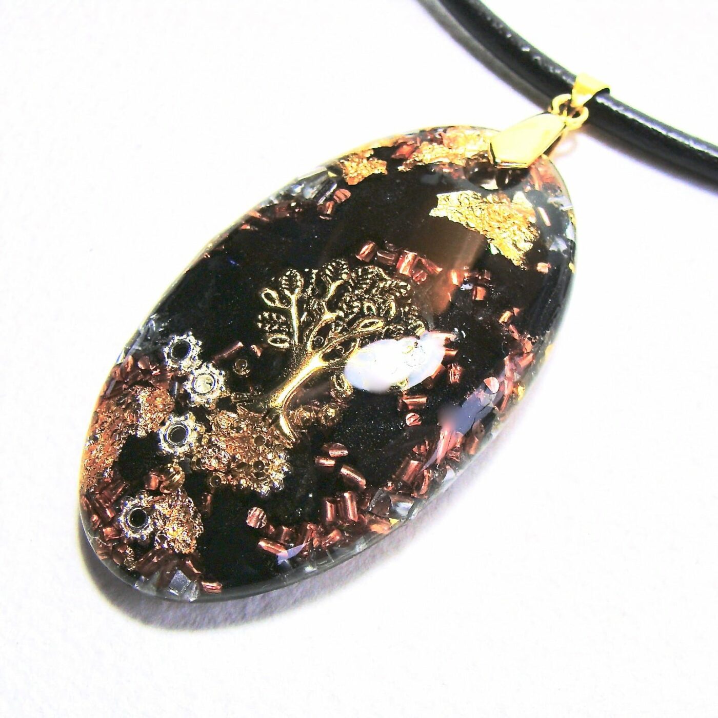 Pendentif orgonite galet ovale shungite cuir arbre doré