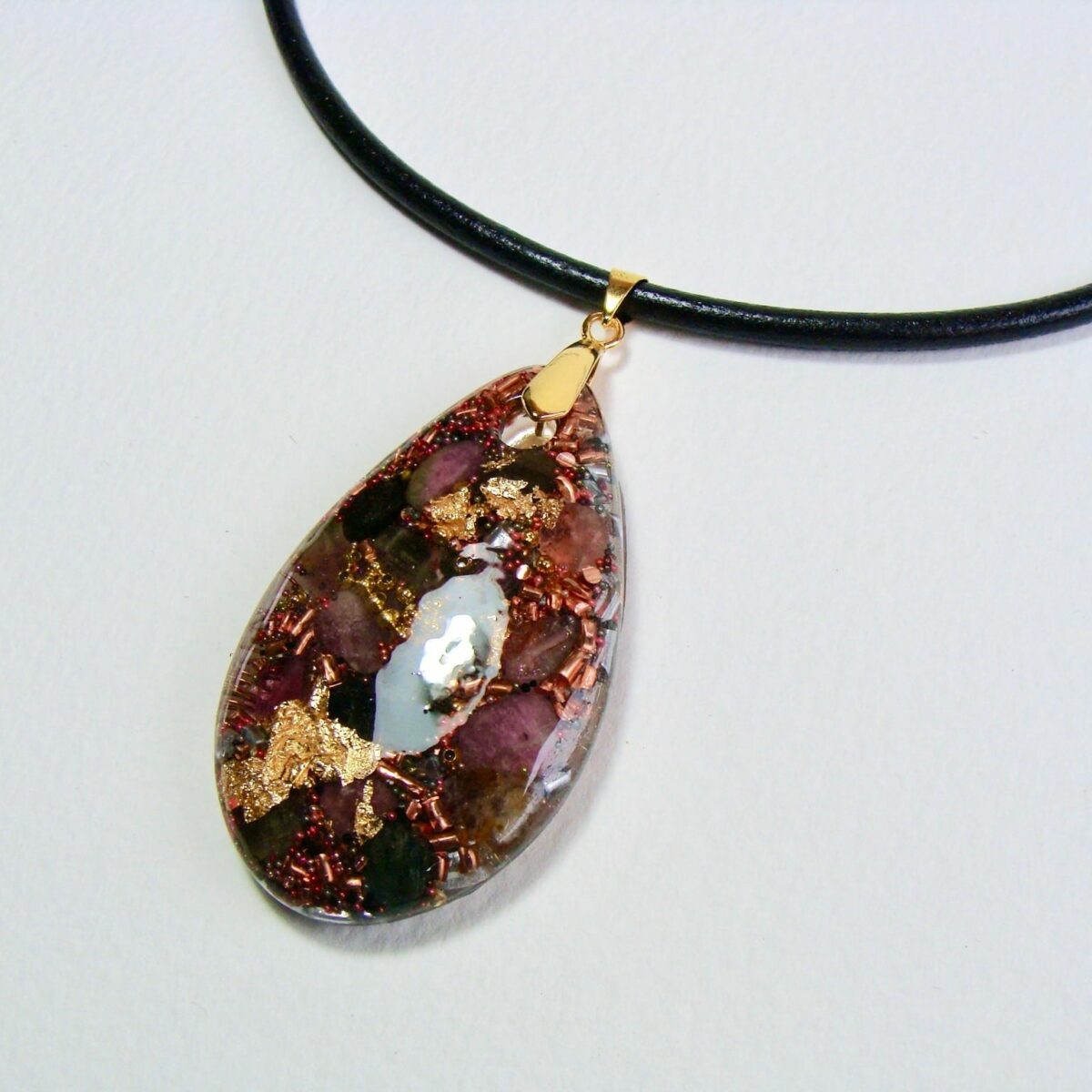 Pendentif orgonite galet goutte tourmaline cuir