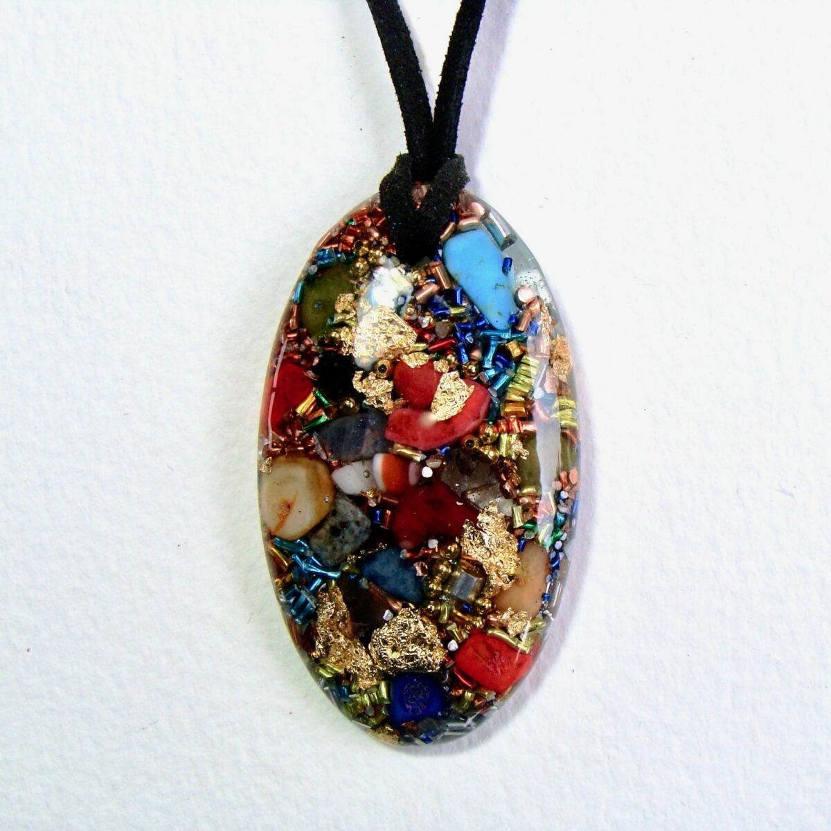 Pendentif orgonite galet oval chakras