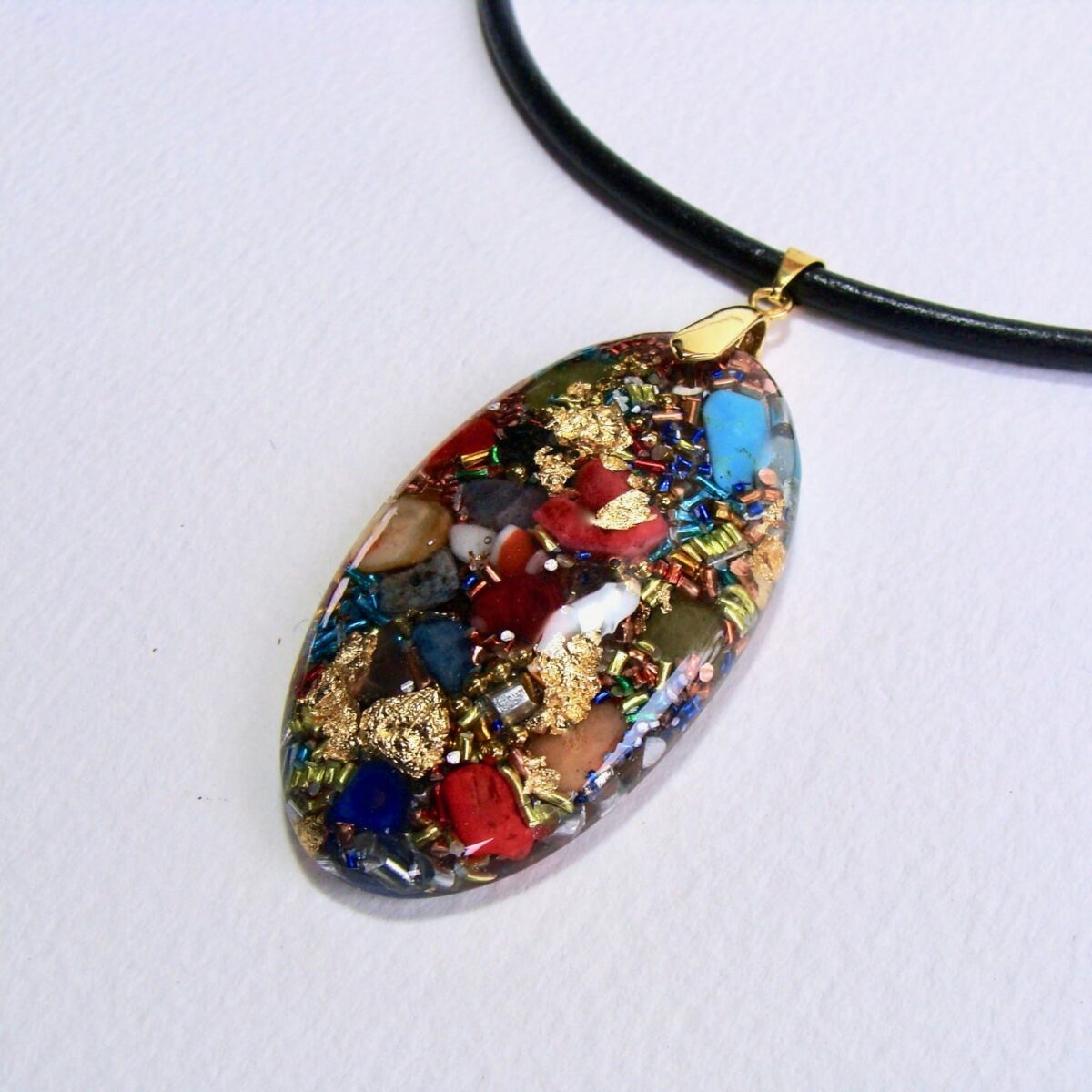 Pendentif orgonite galet oval chakras cuir