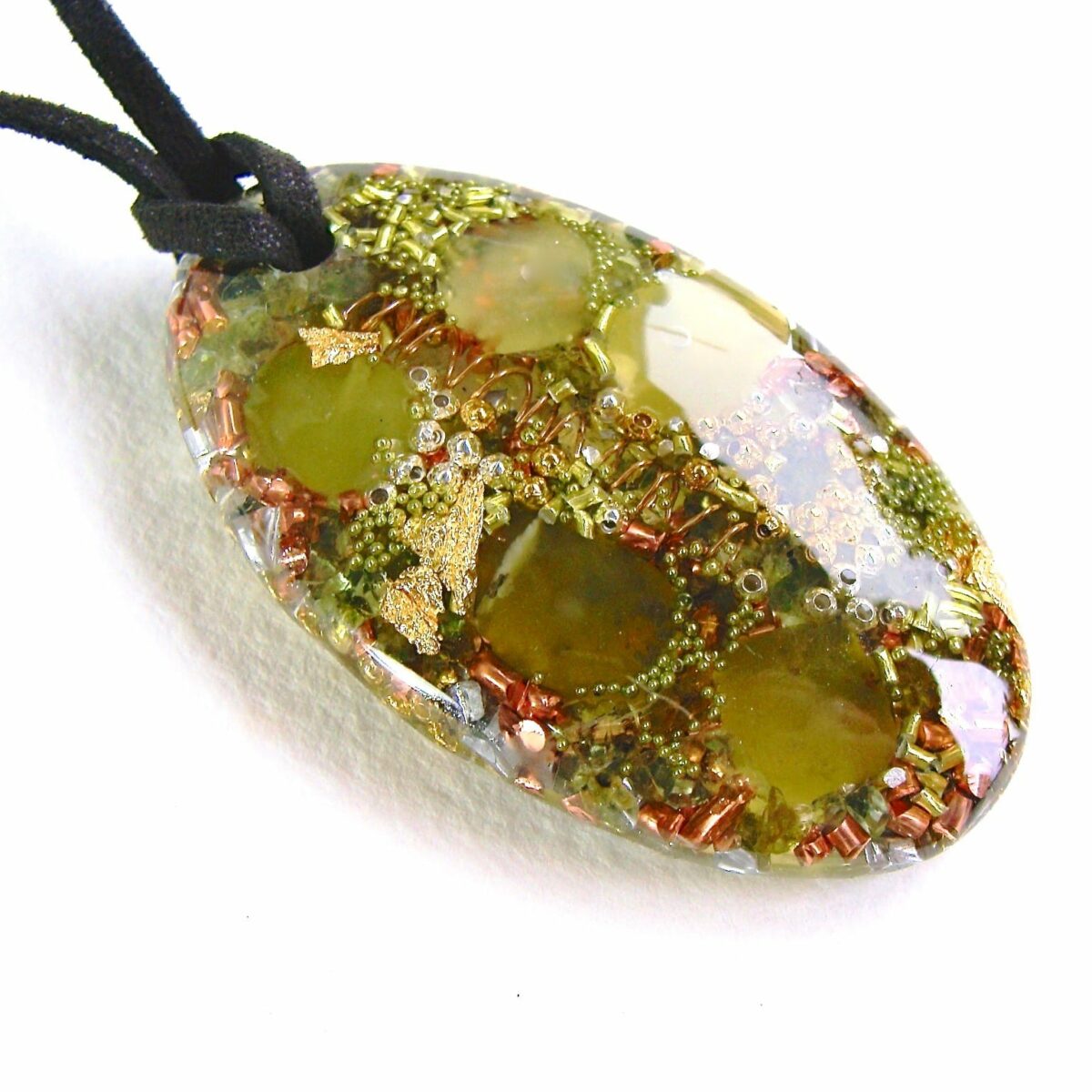 Pendentif orgonite galet oval péridot
