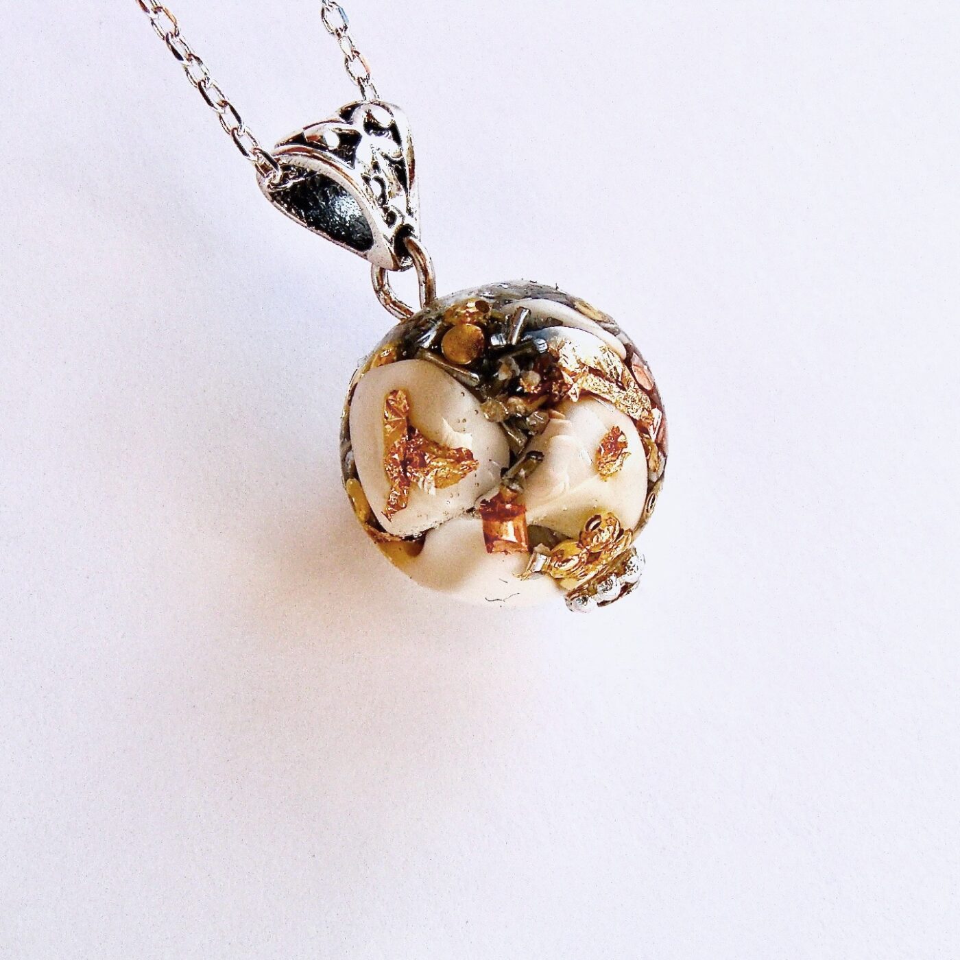 Pendentif orgonite sphère howlite
