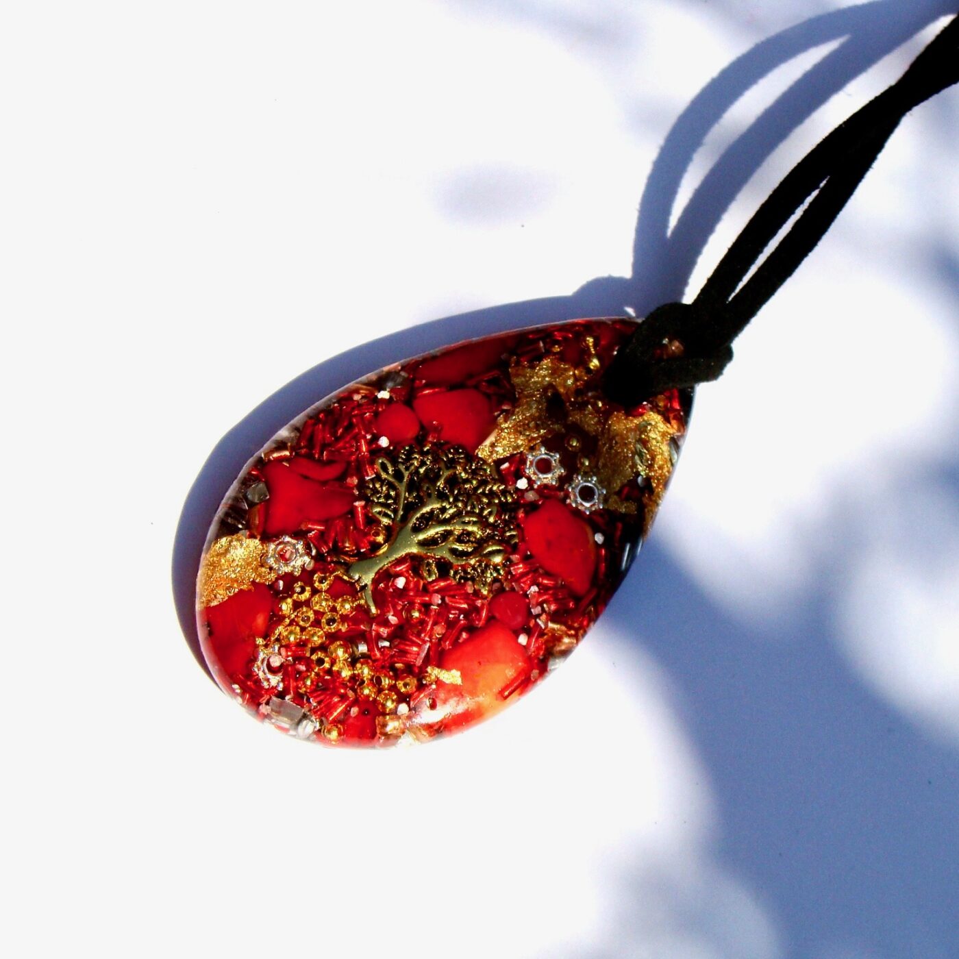 Pendentif orgonite galet goutte corail arbre doré