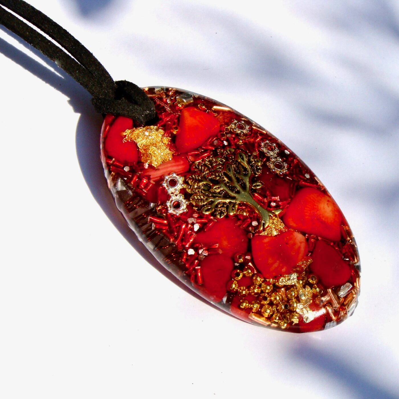 Pendentif orgonite galet ovale corail arbre doré