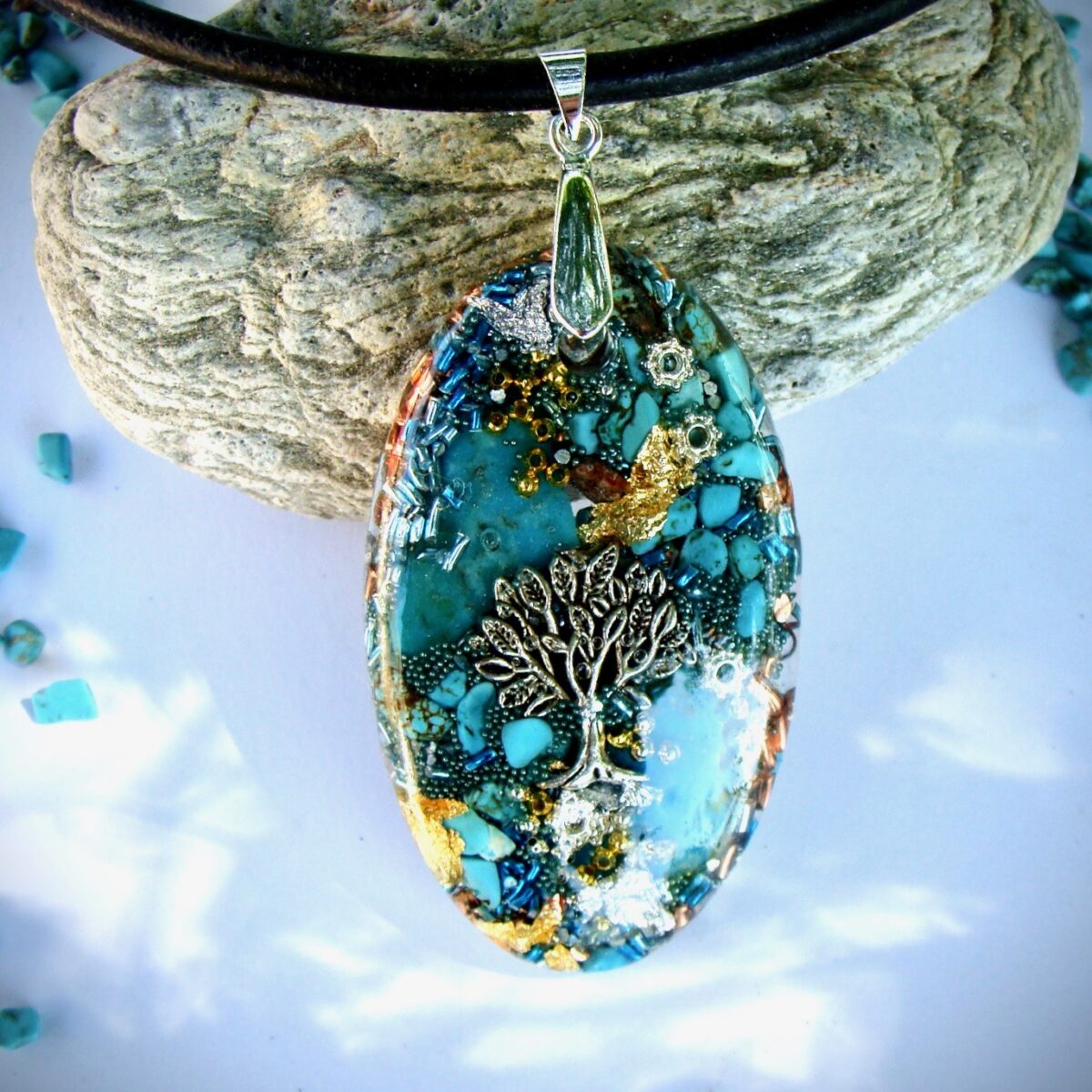 Pendentif orgonite galet ovale turquoise arbre cuir