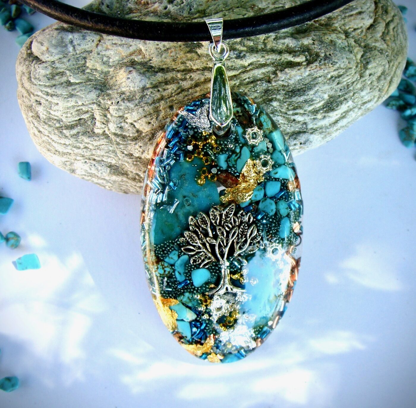 Pendentif orgonite galet ovale turquoise arbre cuir