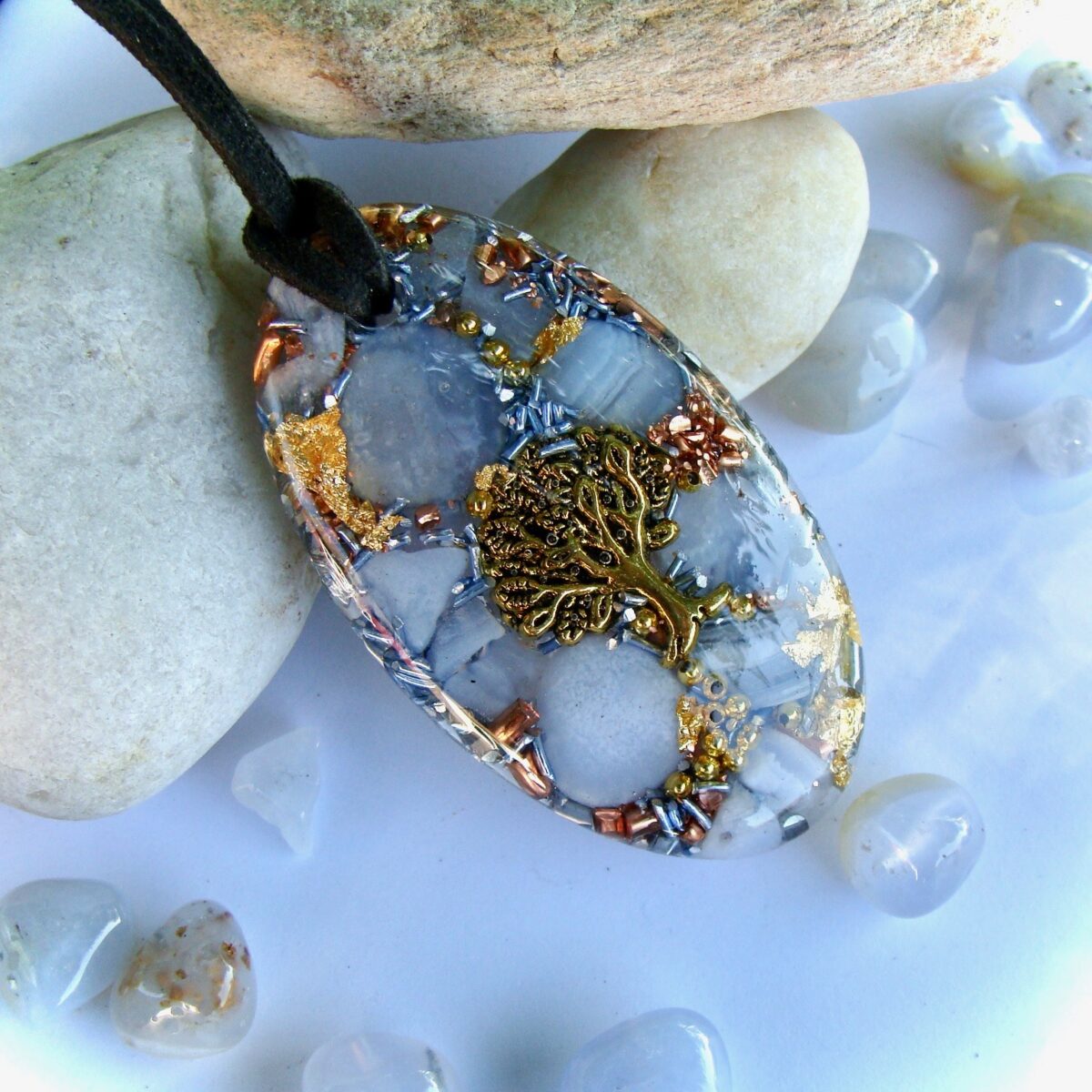 Pendentif orgonite galet ovale calcédoine bleue arbre doré
