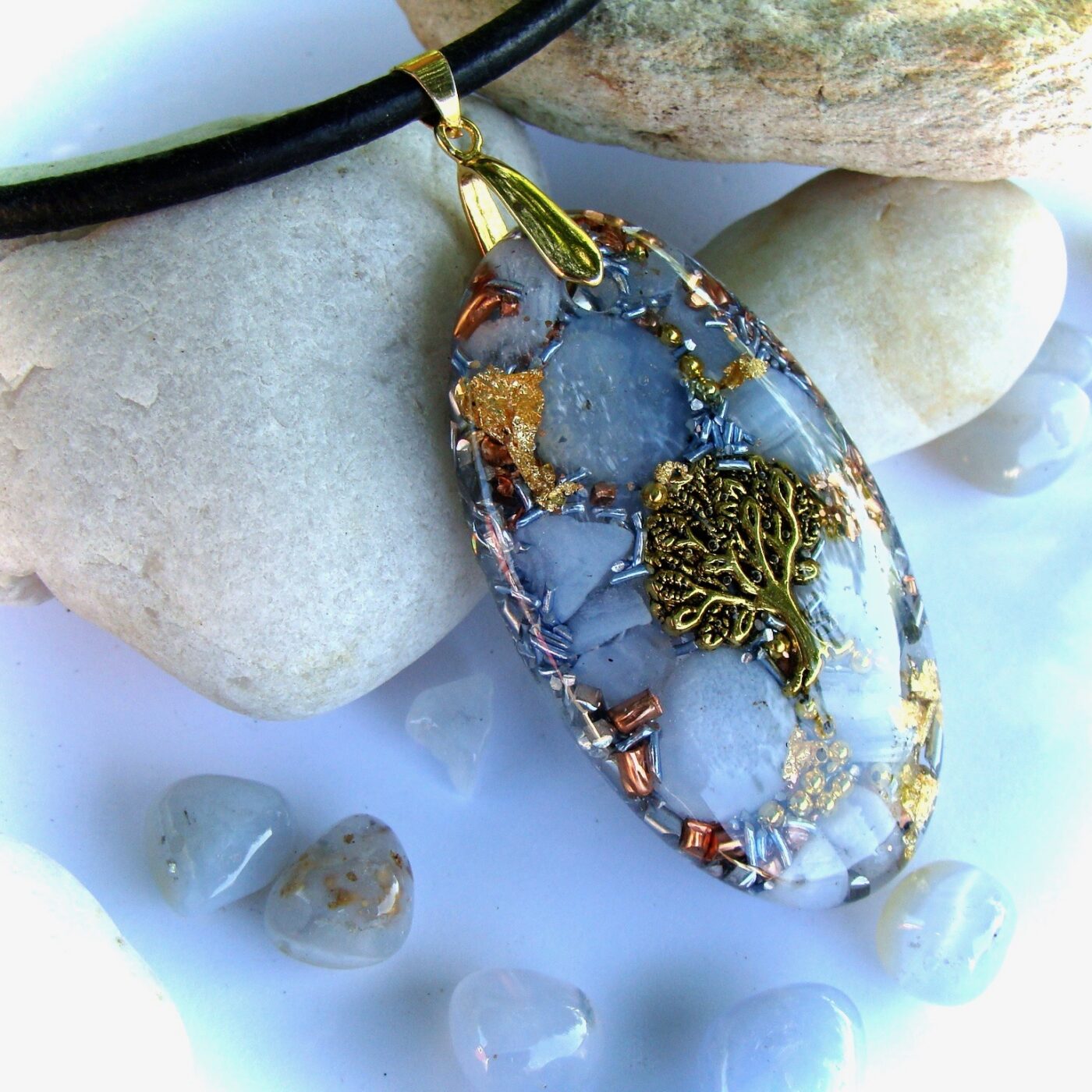 Pendentif orgonite galet ovale calcédoine bleue arbre doré cuir