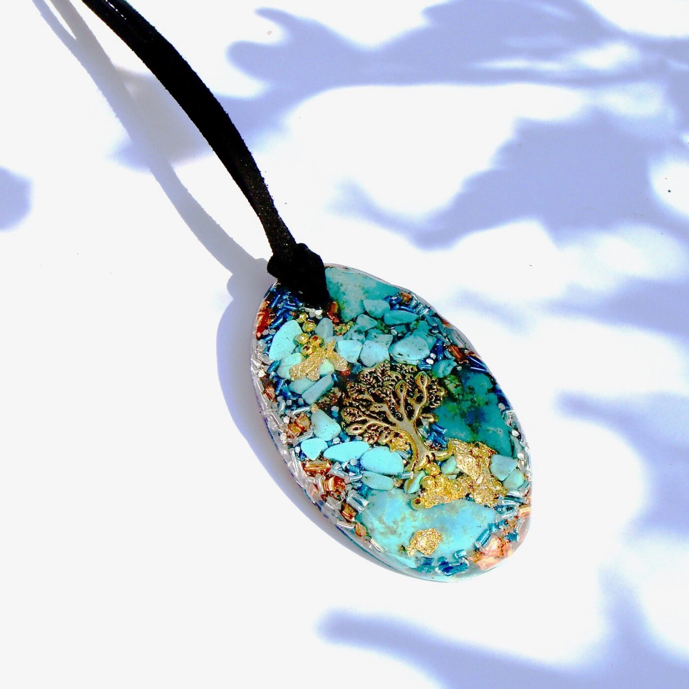 Pendentif orgonite galet ovale turquoise arbre doré