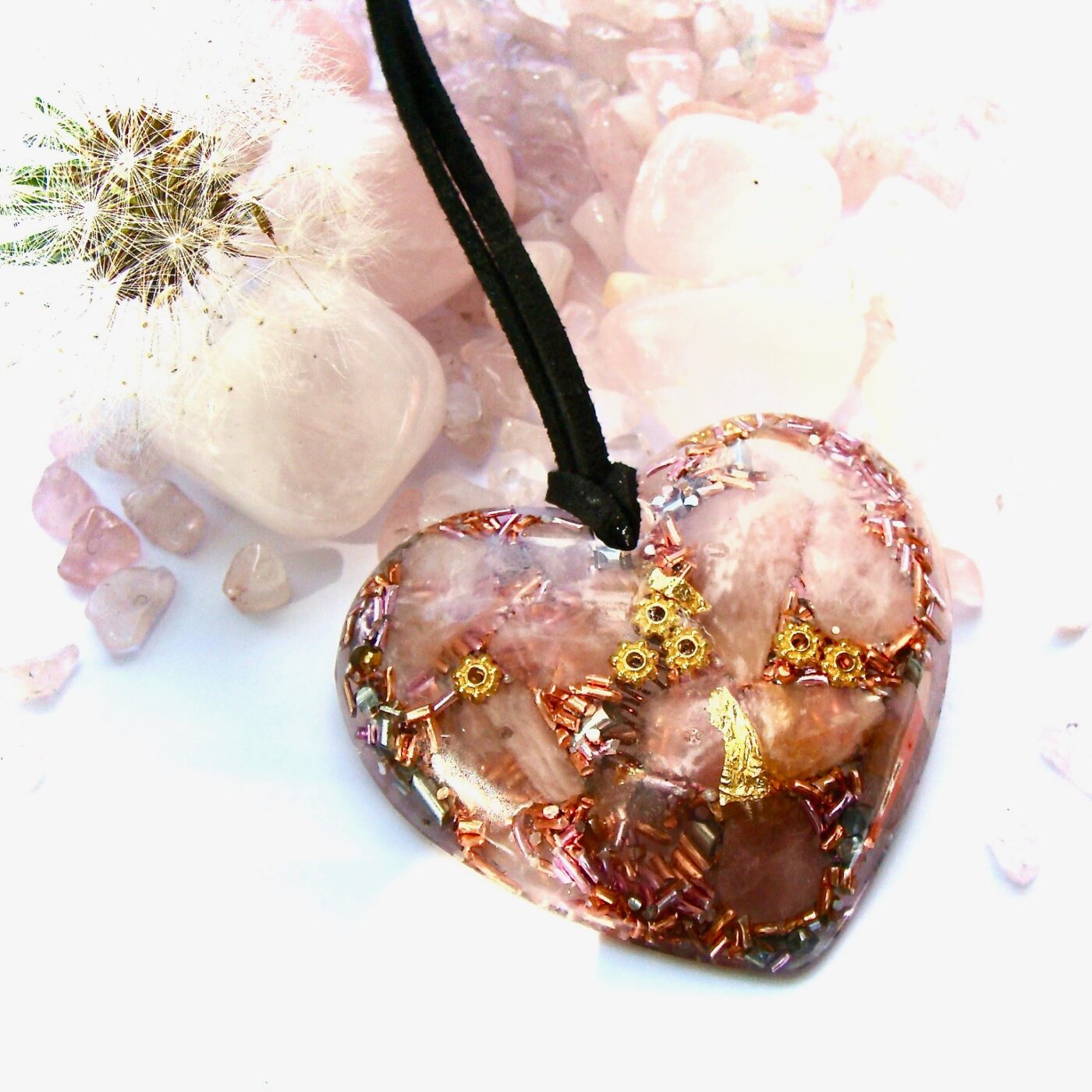 Pendentif orgonite galet coeur quartz rose