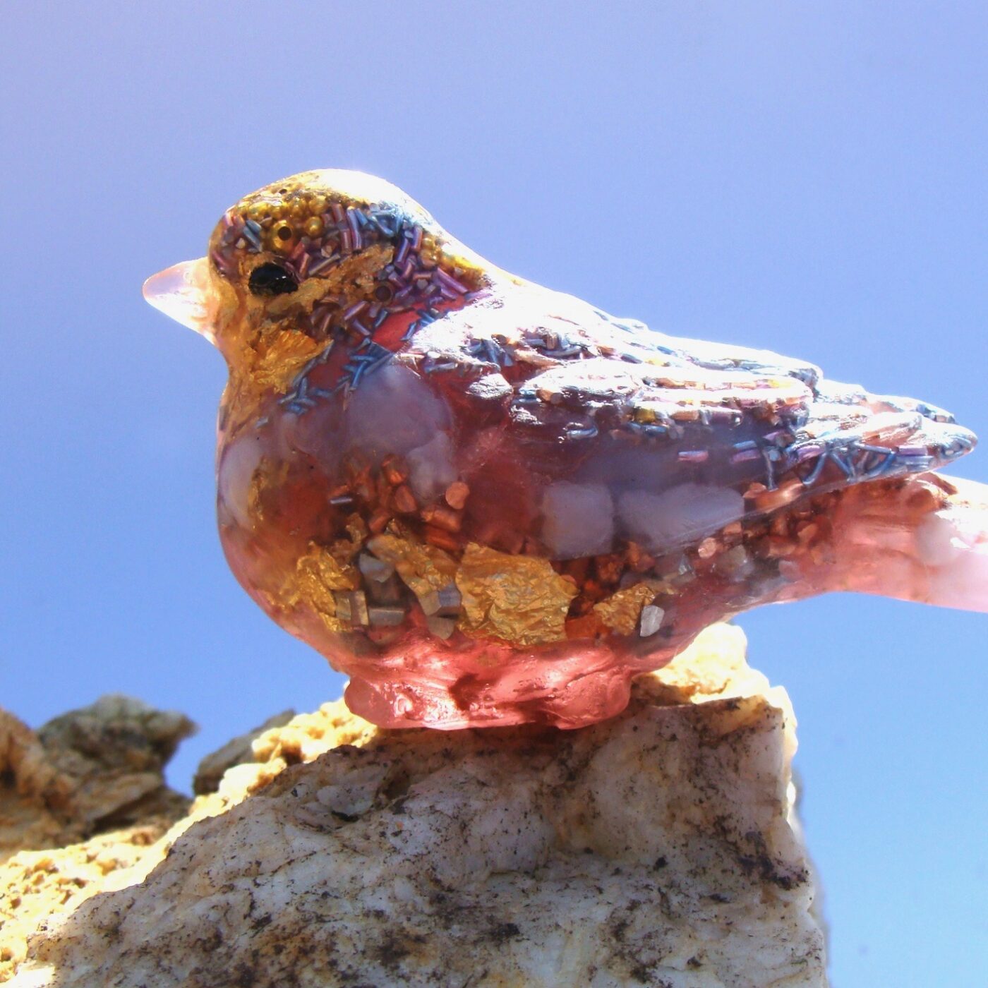 Orgonite oiseau quartz cerise et calcédoine bleue