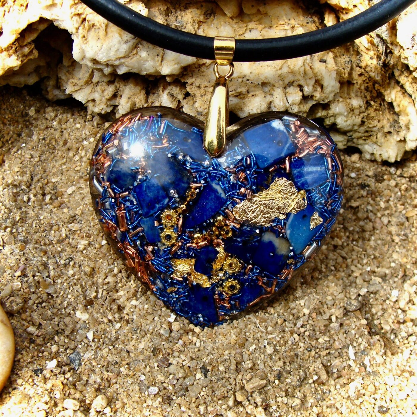 Pendentif orgonite galet coeur lapis lazuli