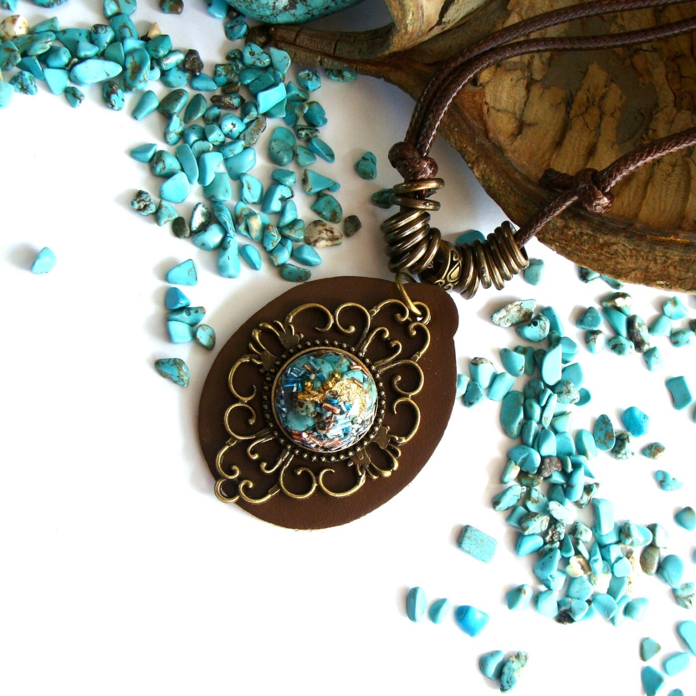 Pendentif orgonite cuir
