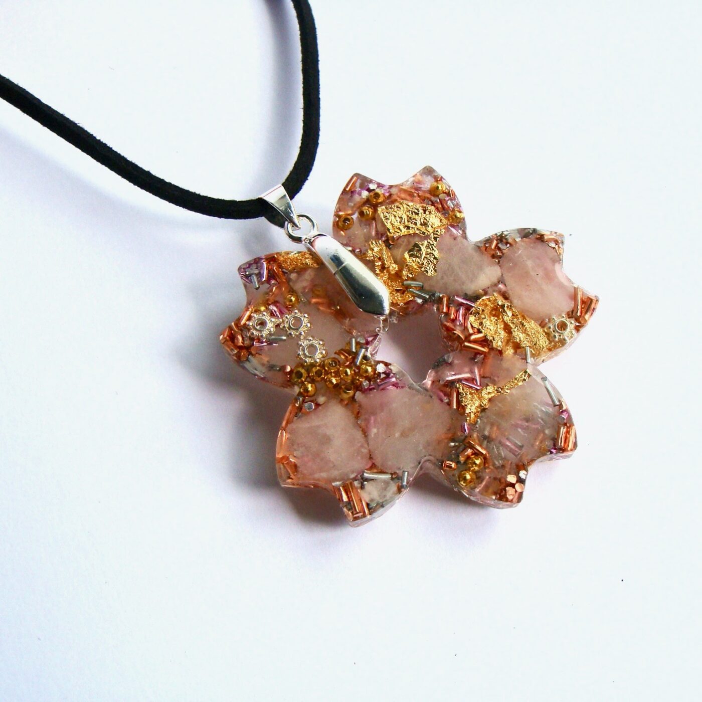 Pendentif orgonite fleur quartz rose