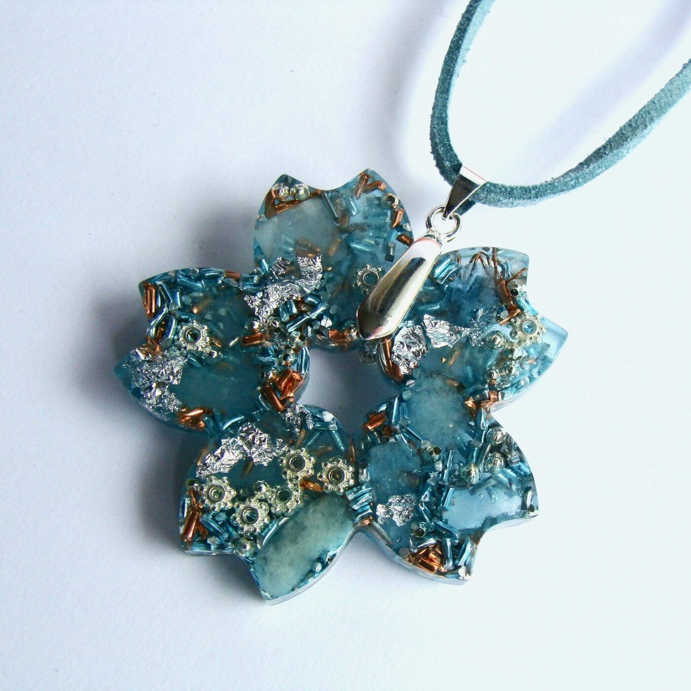 Pendentif orgonite fleur aigue marine