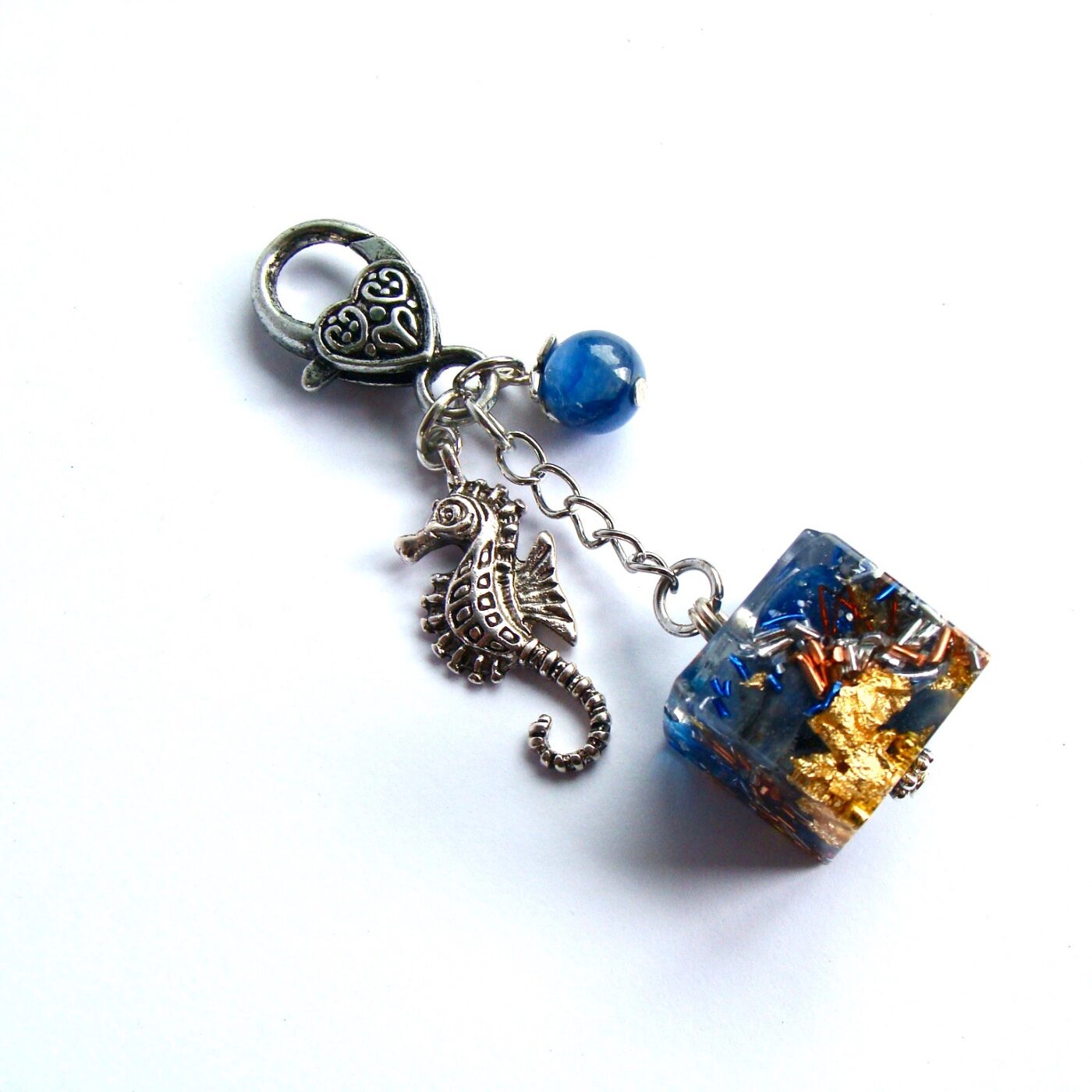 Bijou de sac orgonite cube cyanite bleue