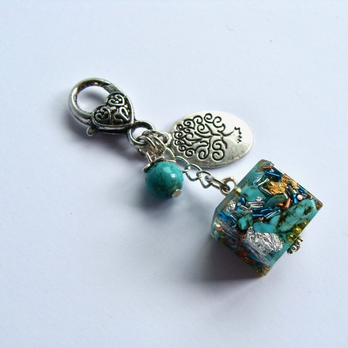 Bijou de sac orgonite cube turquoise