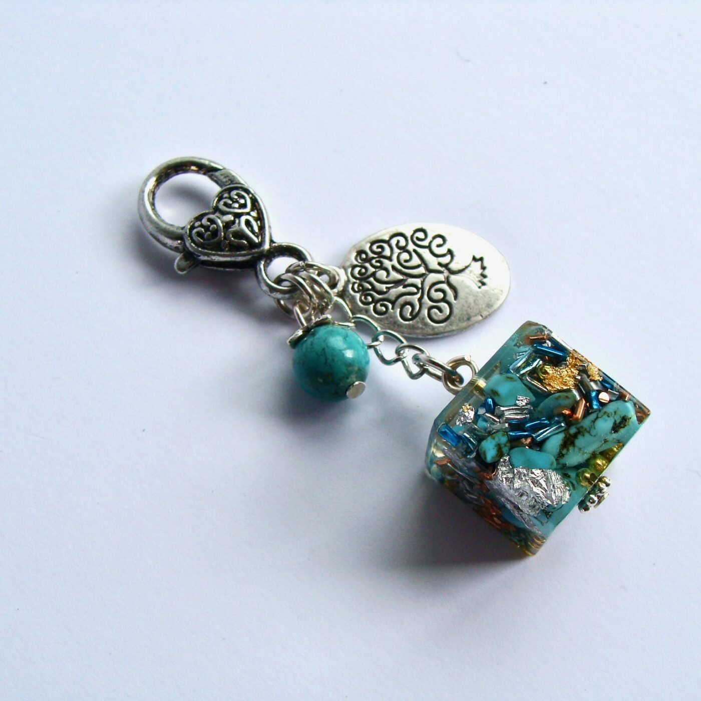 Bijou de sac orgonite cube turquoise