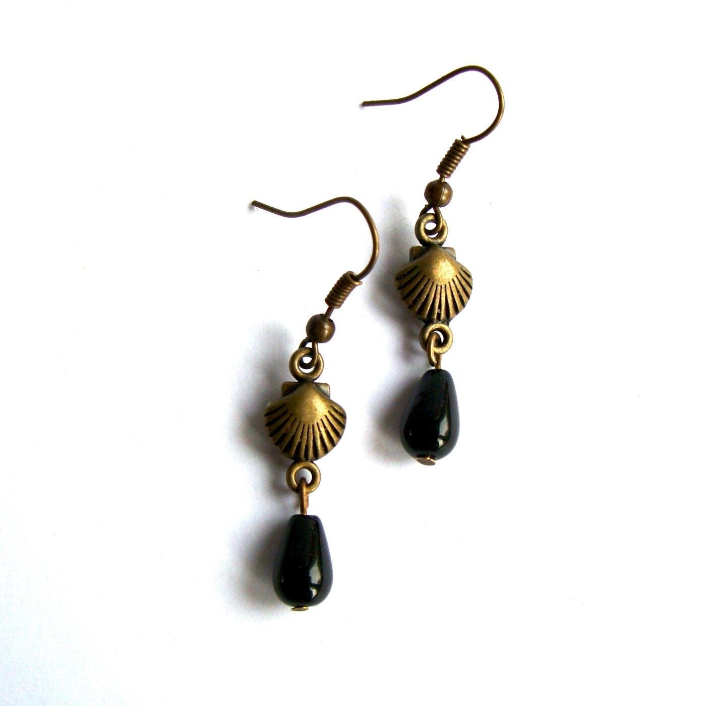 Boucles d'oreilles agate noire coquille St Jacques