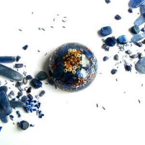Orgonite demi sphère cyanite bleue