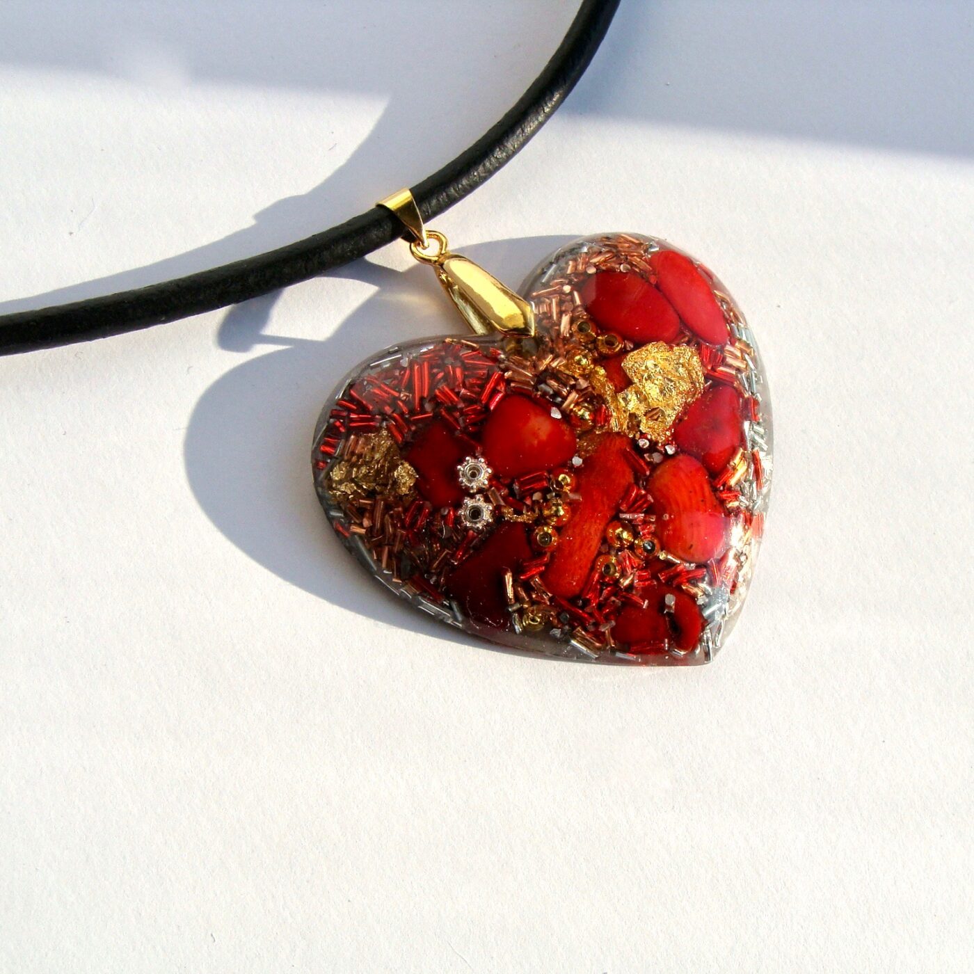 Pendentif orgonite galet coeur corail