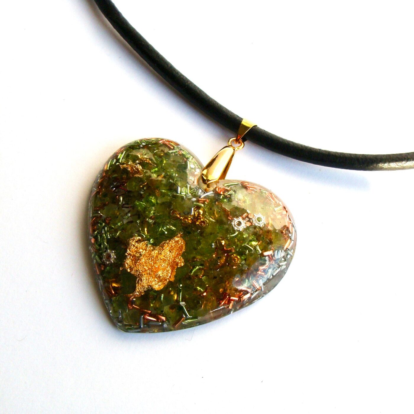 Pendentif orgonite galet coeur péridot