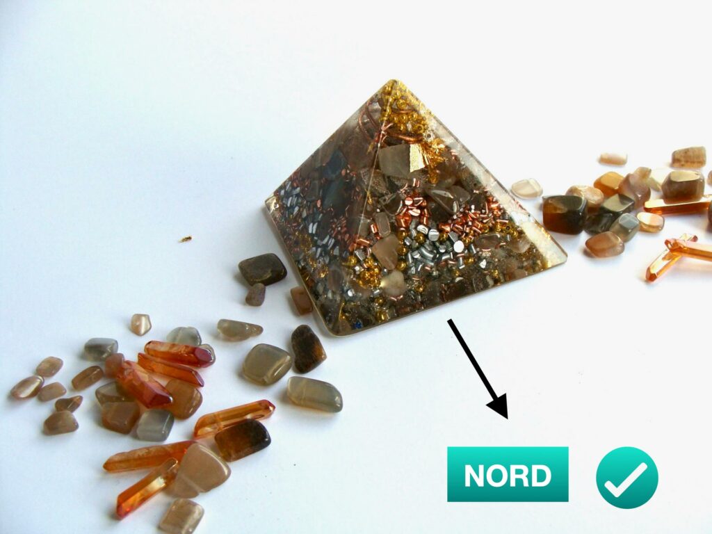 Orgonite pyramide face orientée vers le Nord.