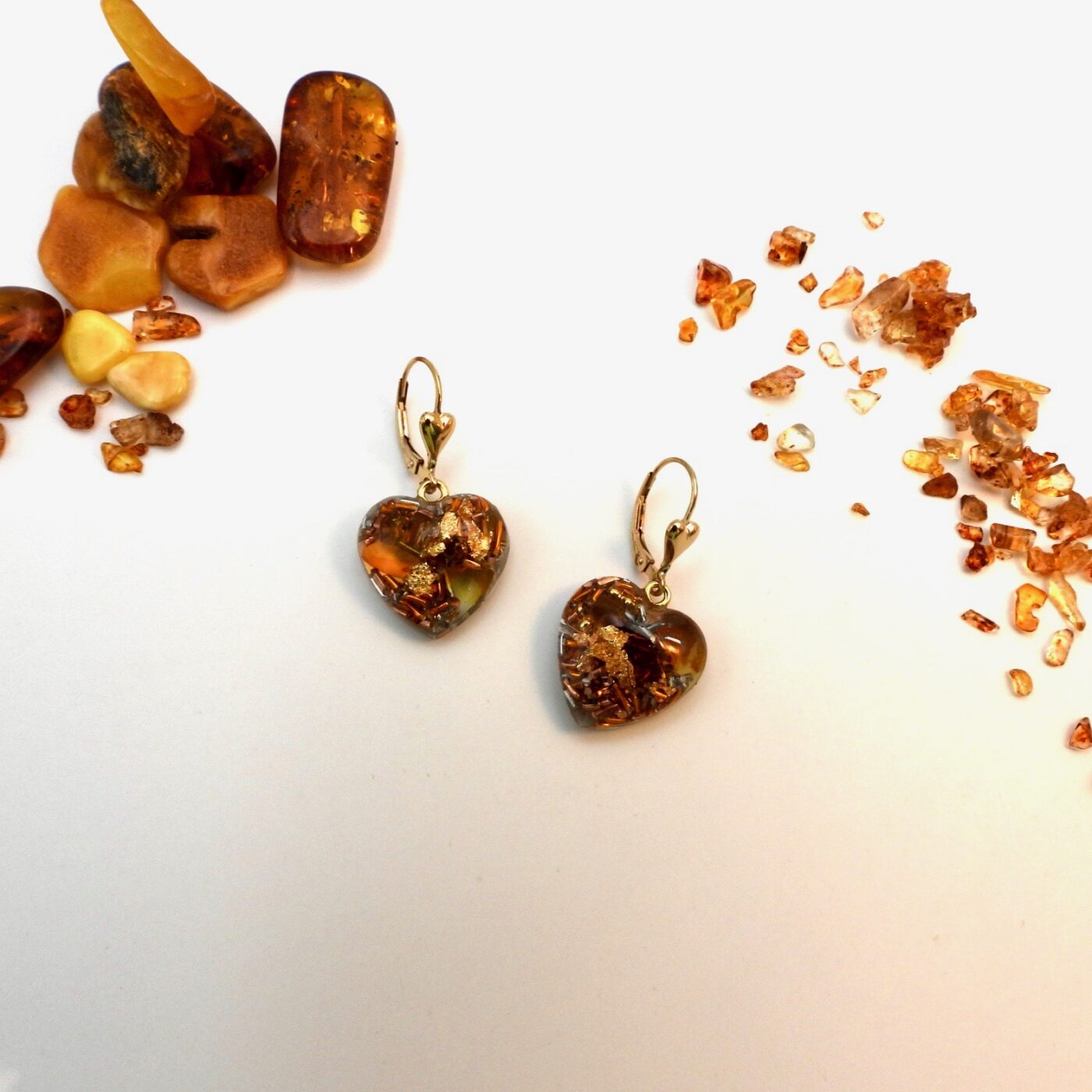 Boucles d'oreilles orgonite coeur ambre