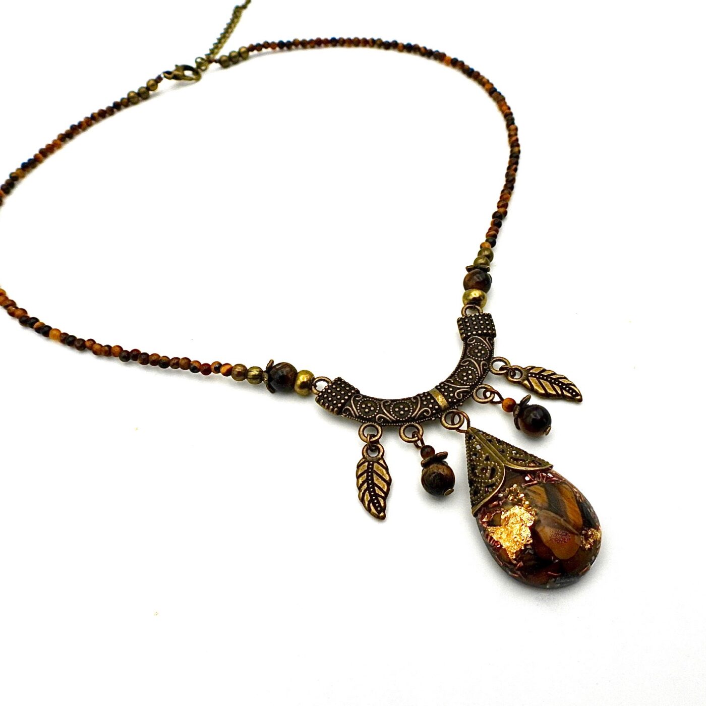 Collier orgonite goutte oeil de tigre décor Tibet