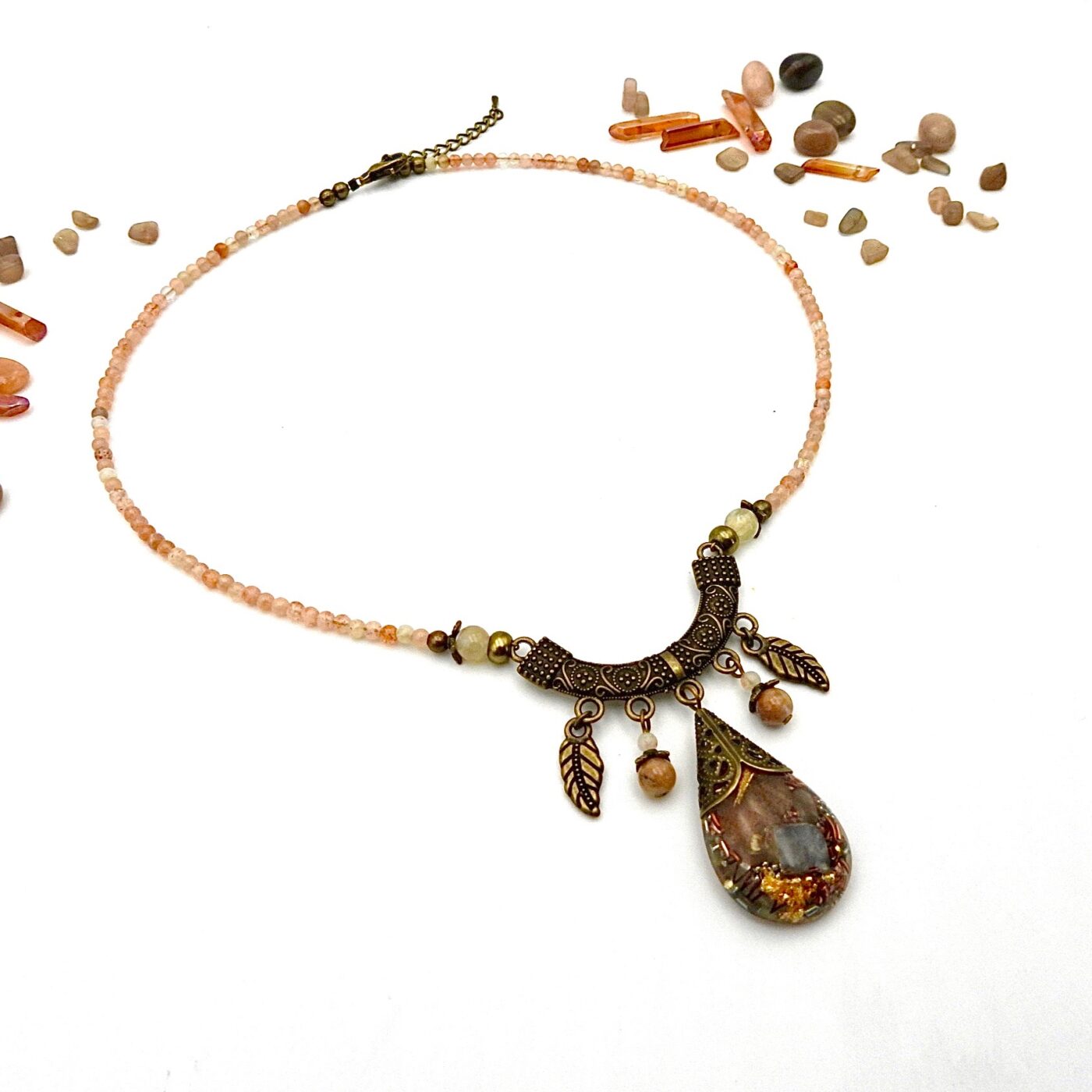 Collier orgonite goutte pierre de lune décor Tibet