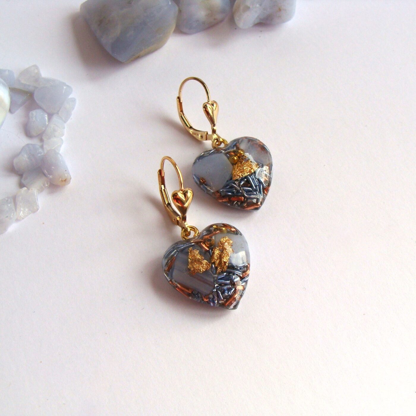Boucles d'oreilles orgonite coeur calcédoine bleue