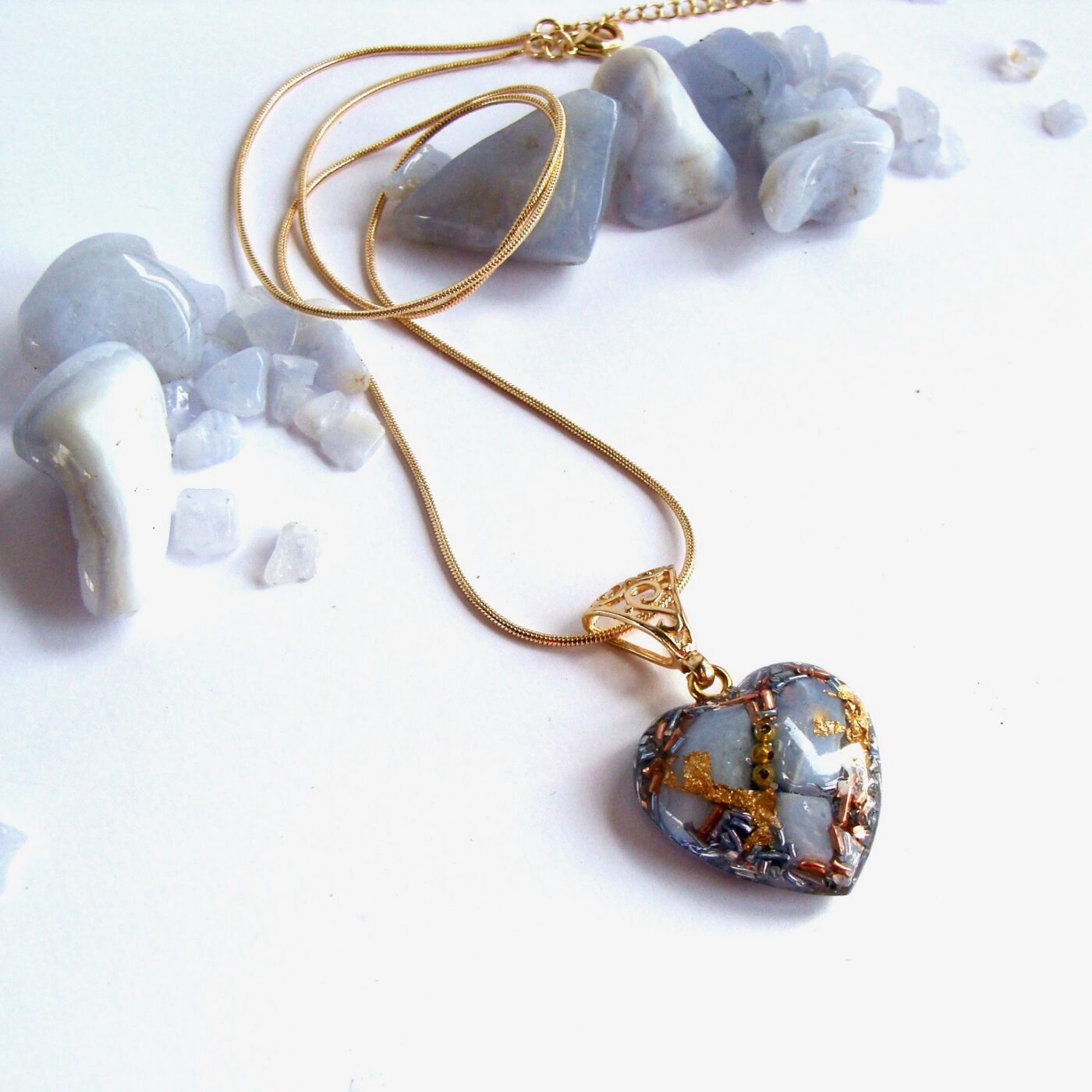 Pendentif orgonite coeur calcédoine bleue new