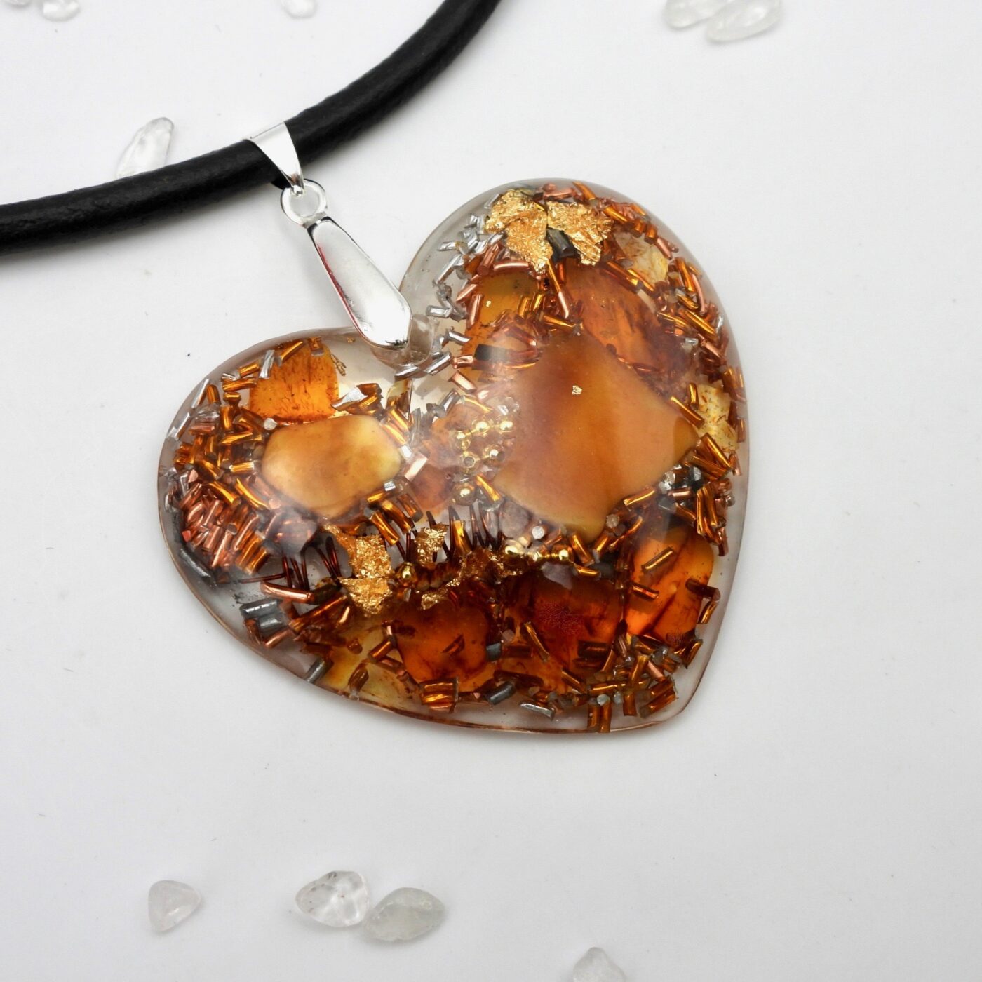 Galet orgonite coeur ambre