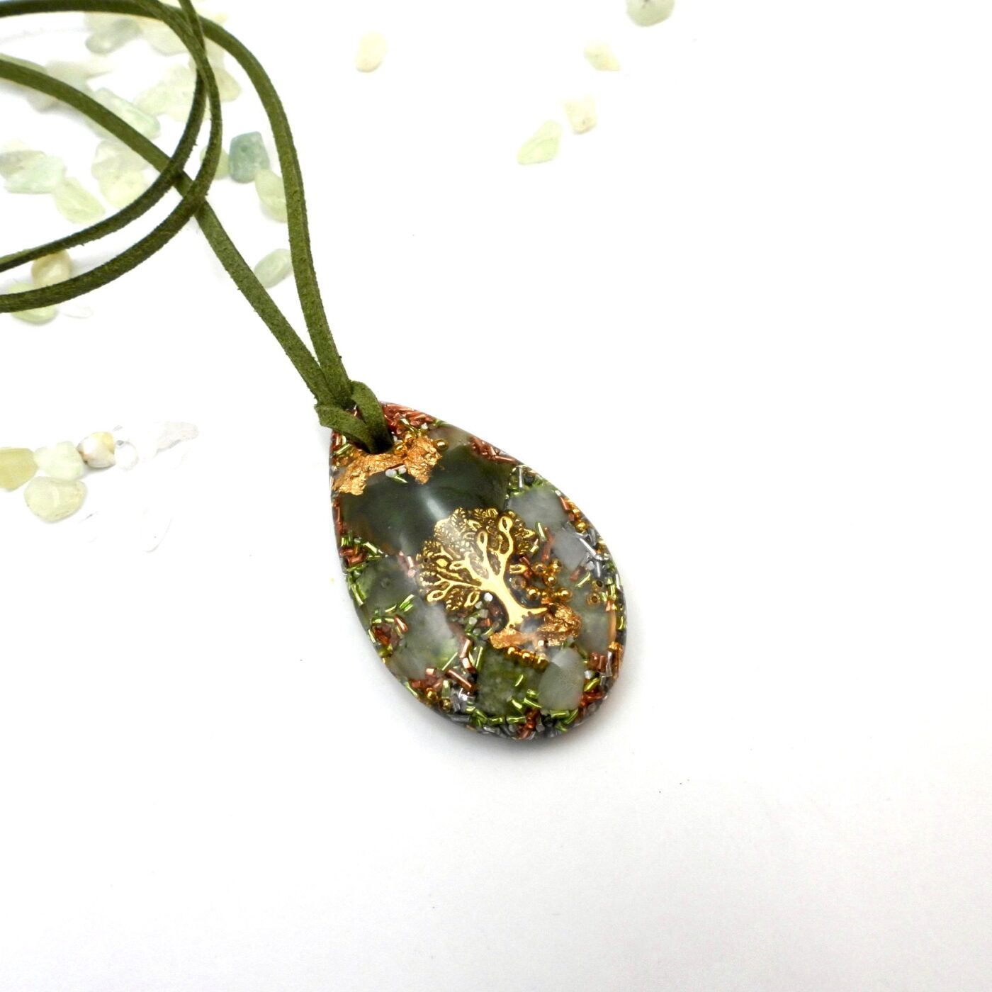 Pendentif orgonite galet goutte jade arbre de vie doré