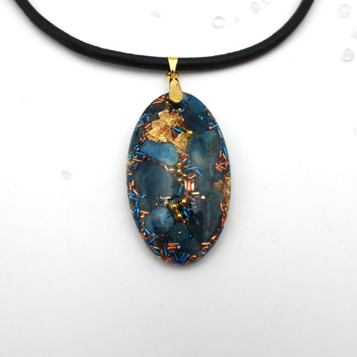 Pendentif orgonite galet ovale apatite bleue
