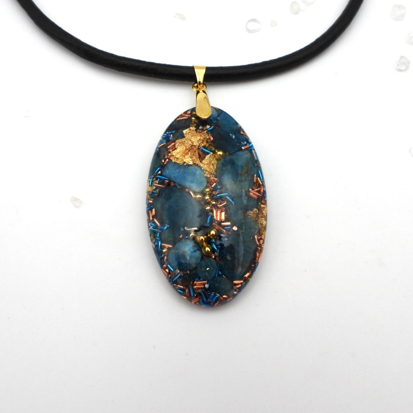 Pendentif orgonite galet ovale apatite bleue