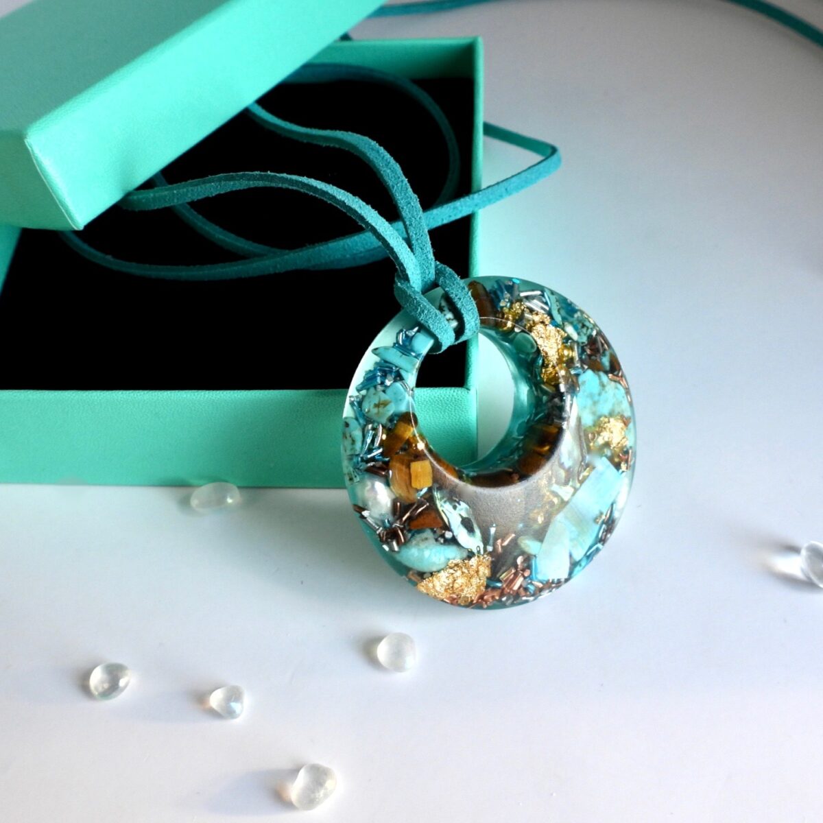 Pendentif galet percé Océan