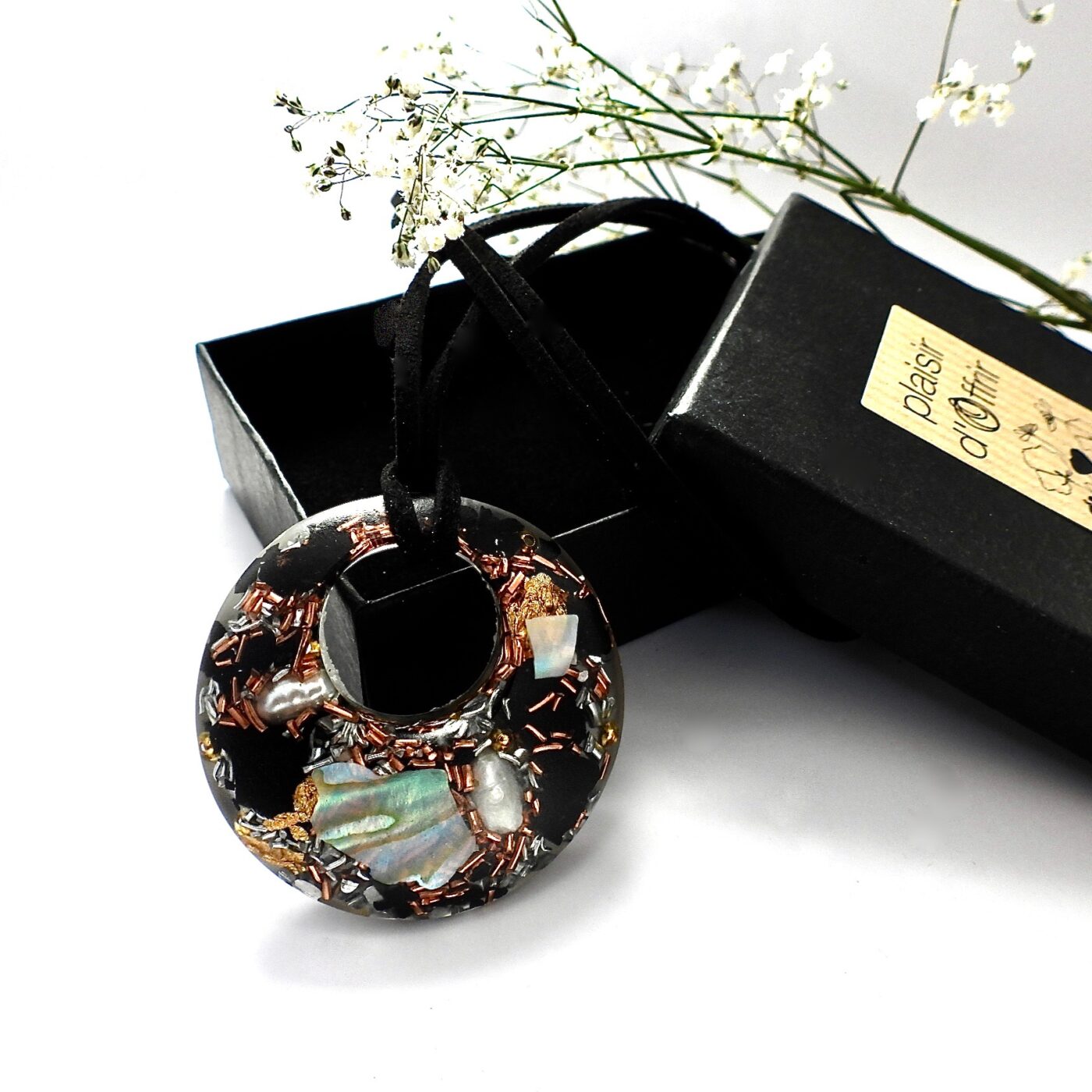 Sautoir orgonite galet percé shungite et nacres