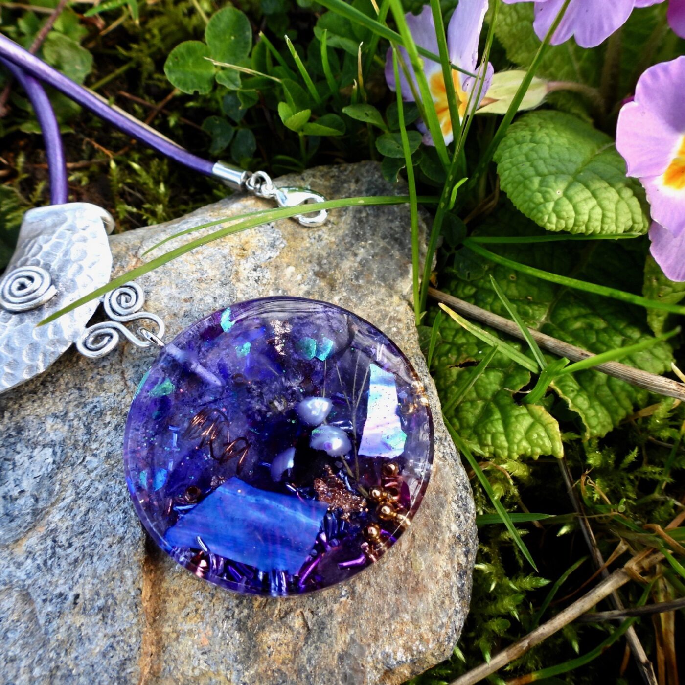 Pendentif orgonite rond ethnique Printemps Mauve