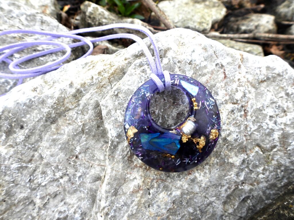 Sautoir orgonite galet percé Printemps Mauve